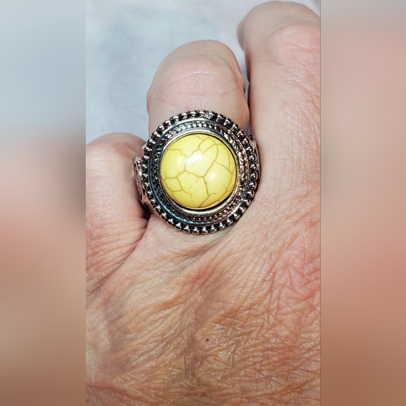 Yellow Howlite Ring on Stretchy band NWOT - Picture 2 of 3